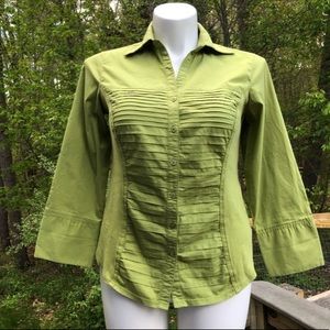 Curve-hugging chartreuse uniquely pleated button down shirt size L